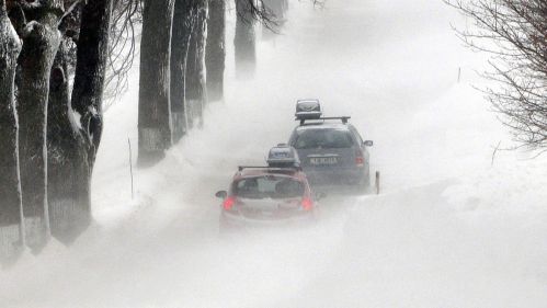 Napadne až 35 centimetrů sněhu, řidiče mohou zaskočit závěje